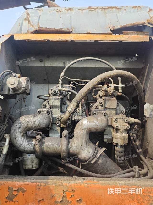 液压泵舱室正面整体(整机外观) 液压泵舱室正面整体(整机外观)