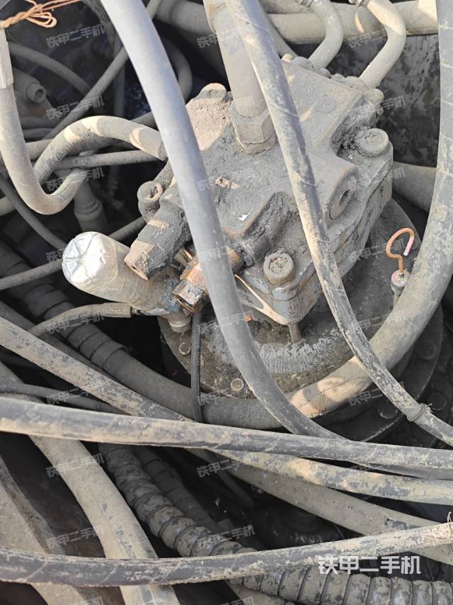 回转马达和主控阀(整机外观) 回转马达和主控阀(整机外观)