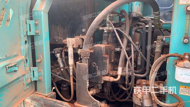 液壓泵艙室正面整體(整機外觀) 液壓泵艙室正面整體(整機外觀)