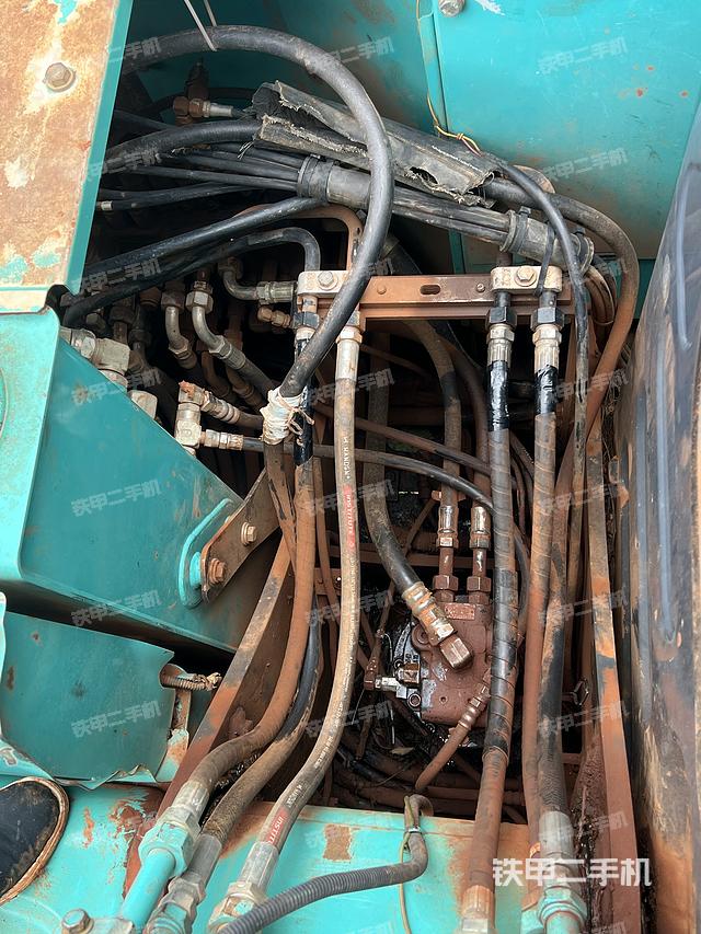 回轉(zhuǎn)馬達和主控閥(整機外觀) 回轉(zhuǎn)馬達和主控閥(整機外觀)