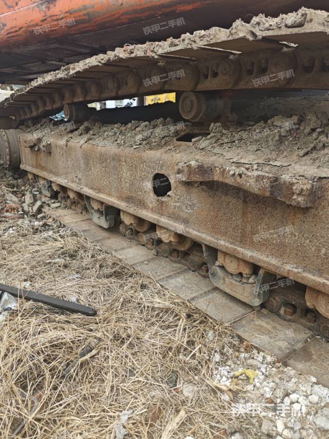 单侧履带整体(整机外观) 单侧履带整体(整机外观)