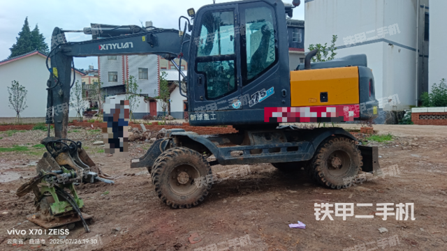 駕駛室整體(整機(jī)外觀) 駕駛室整體(整機(jī)外觀)