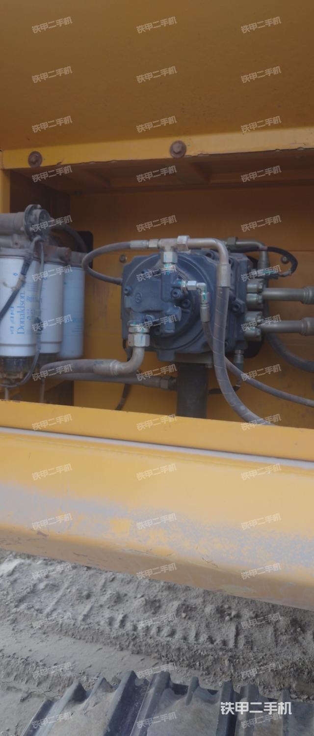 液压泵舱室正面整体(整机外观) 液压泵舱室正面整体(整机外观)