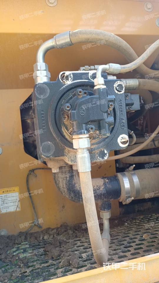 液壓泵艙室正面整體（整機外觀）