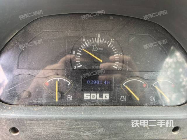 駕駛室工作臺(tái)(整機(jī)外觀及大件) 駕駛室工作臺(tái)(整機(jī)外觀及大件)