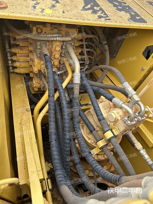 回转马达和主控阀(整机外观) 回转马达和主控阀(整机外观)