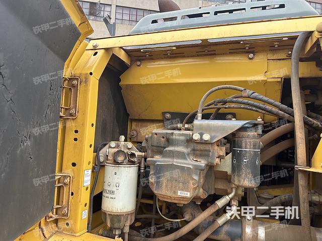 液压泵舱室正面整体(整机外观) 液压泵舱室正面整体(整机外观)