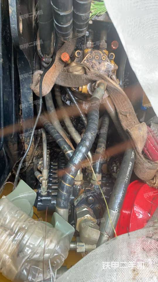 回转马达和主控阀(整机外观) 回转马达和主控阀(整机外观)