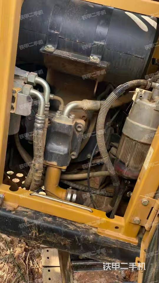 液压泵舱室正面整体(整机外观) 液压泵舱室正面整体(整机外观)