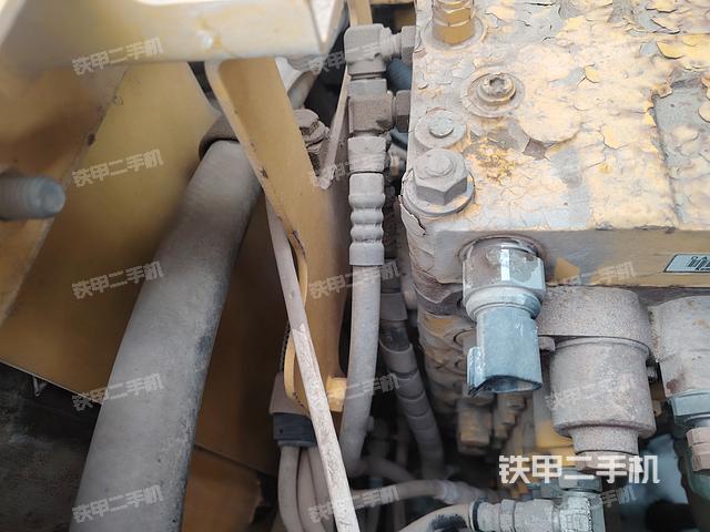 液压泵舱室正面整体（整机外观）