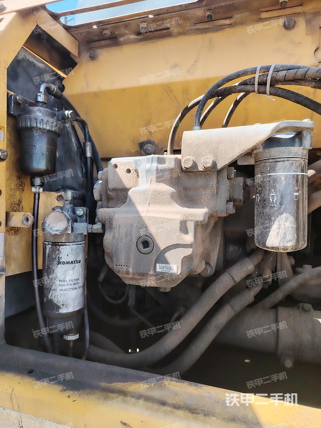 液压泵舱室正面整体（整机外观）