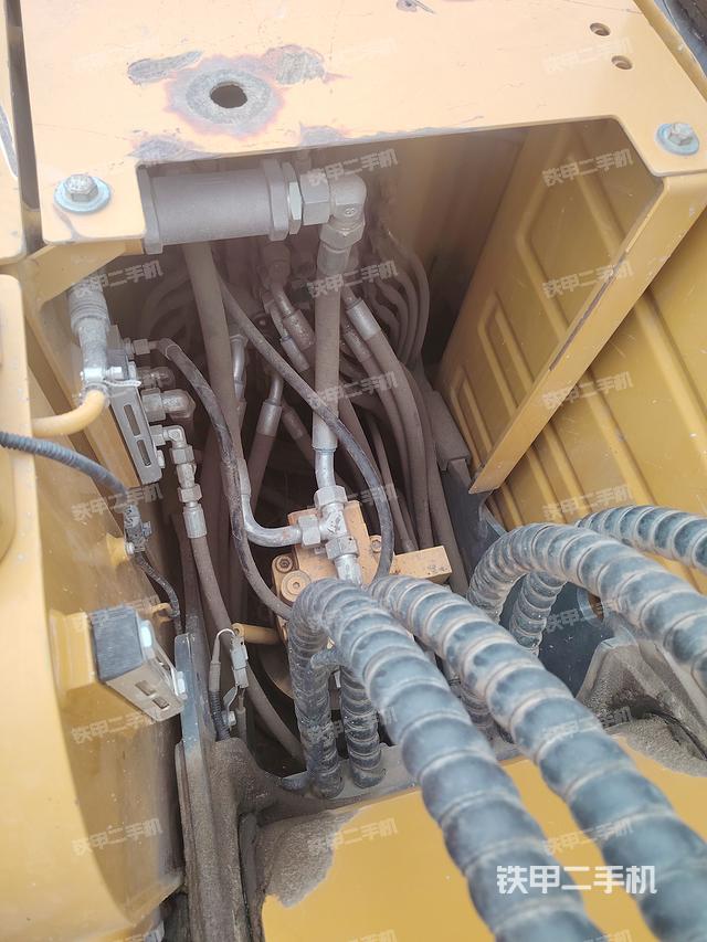 回转马达和主控阀（整机外观）