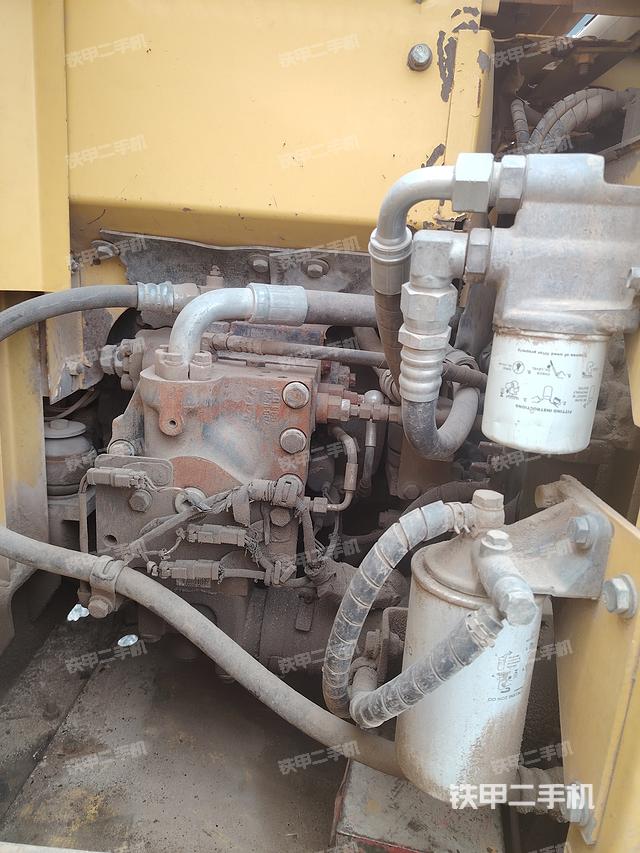 液压泵舱室正面整体（整机外观）