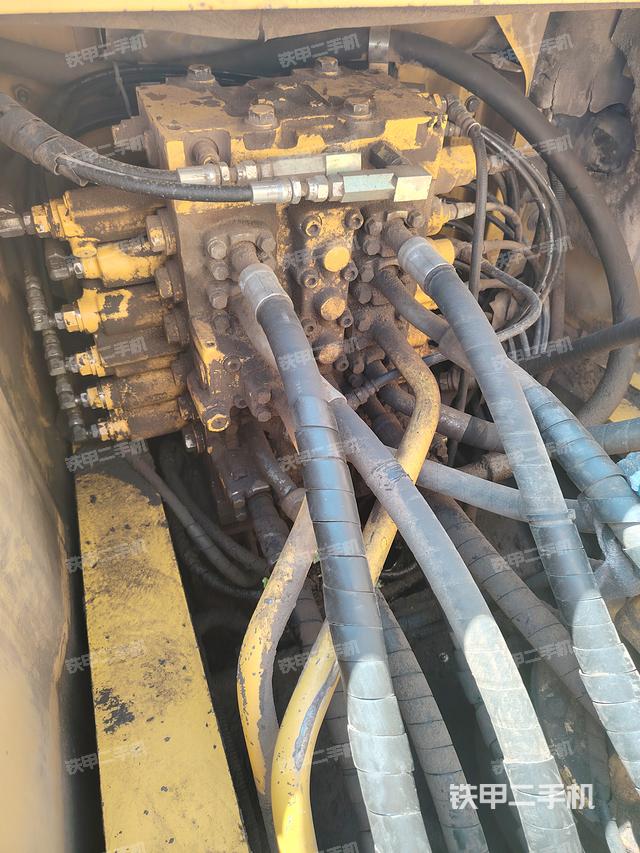 回转马达和主控阀（整机外观）