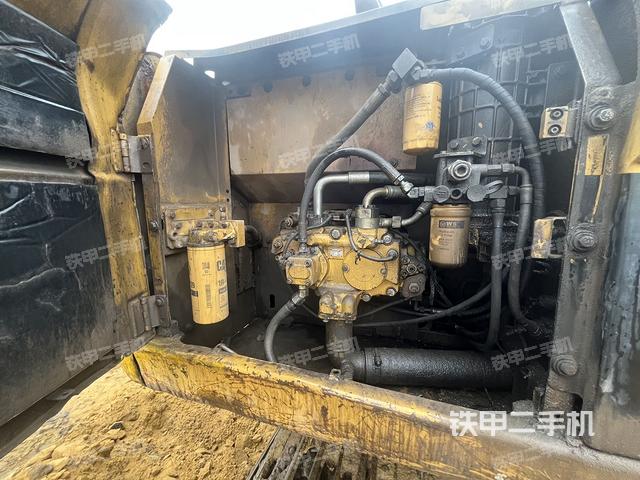 液压泵舱室正面整体(整机外观) 液压泵舱室正面整体(整机外观)