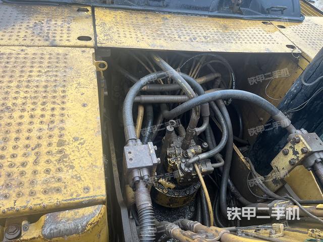 回转马达和主控阀(整机外观) 回转马达和主控阀(整机外观)