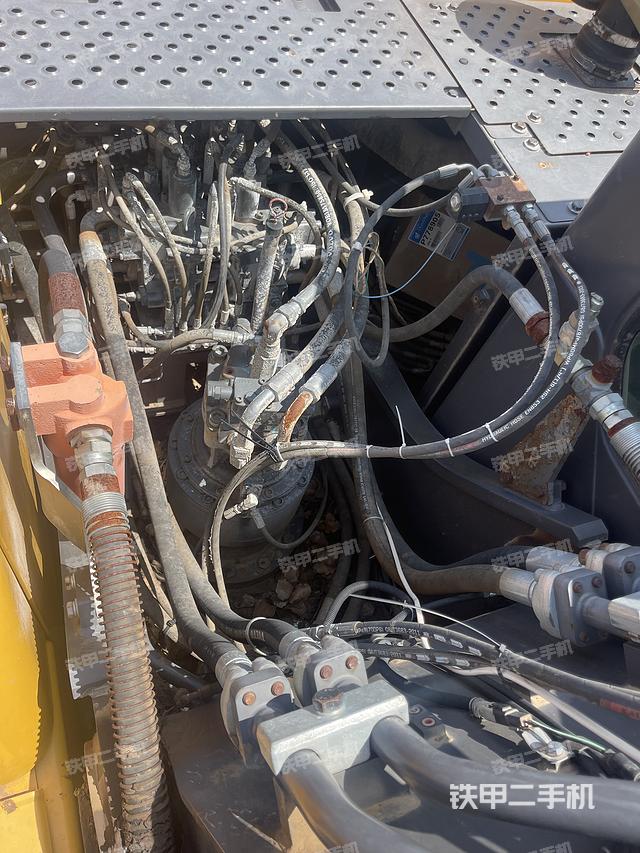 回转马达和主控阀（整机外观）