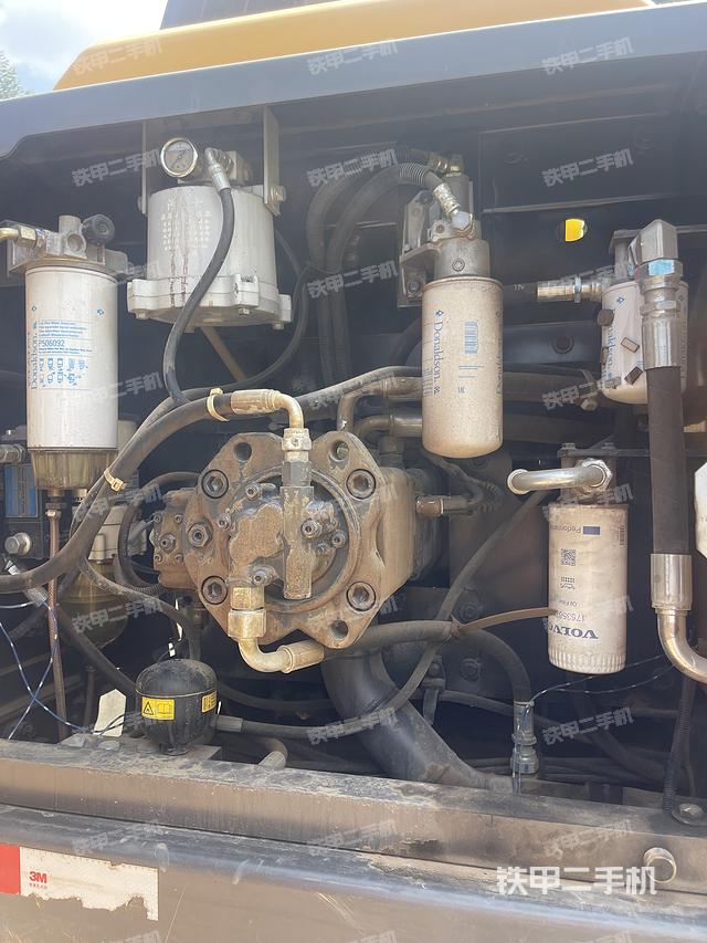 液压泵舱室正面整体（整机外观）