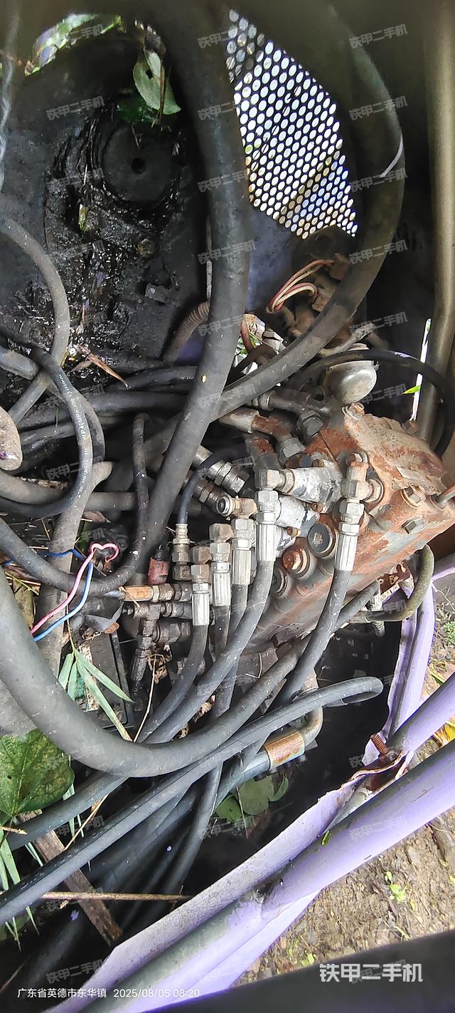 液压泵舱室正面整体（整机外观）