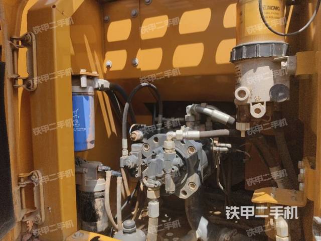 液压泵舱室正面整体（整机外观）