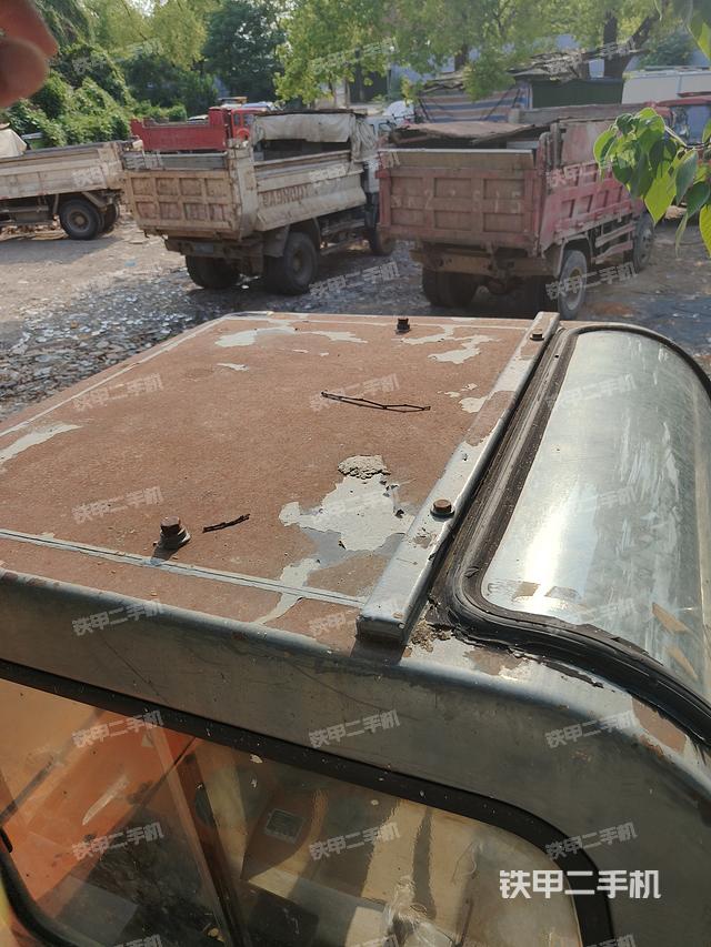 驾驶室顶部（整机外观）