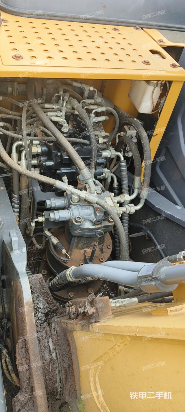 回转马达和主控阀（整机外观）