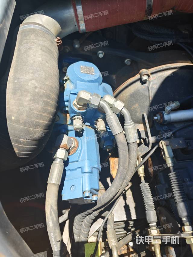 液压泵舱室正面整体（整机外观）