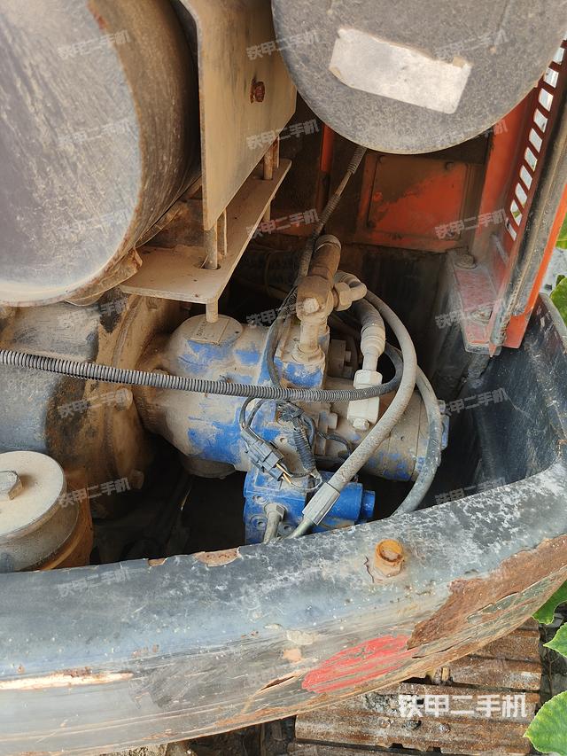 液压泵舱室正面整体（整机外观）