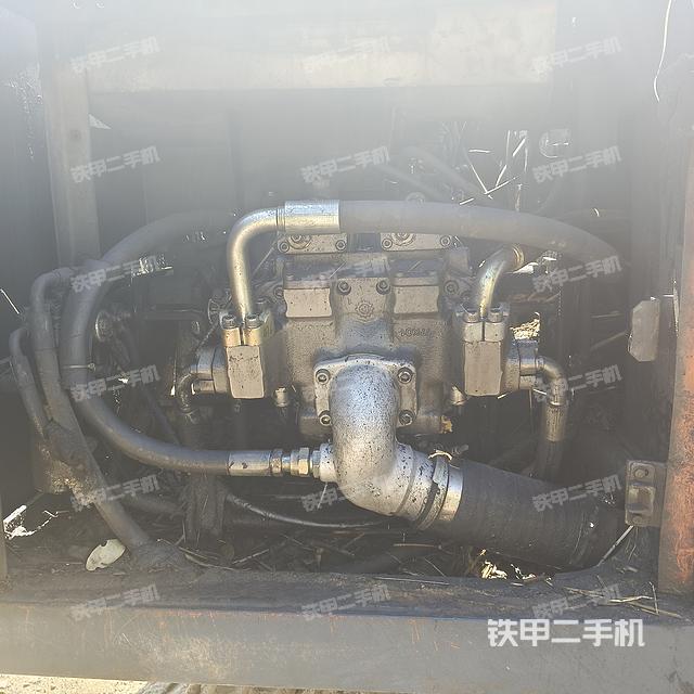 液压泵舱室正面整体（整机外观）