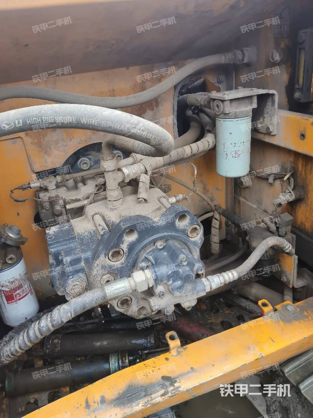 液压泵舱室正面整体（整机外观）