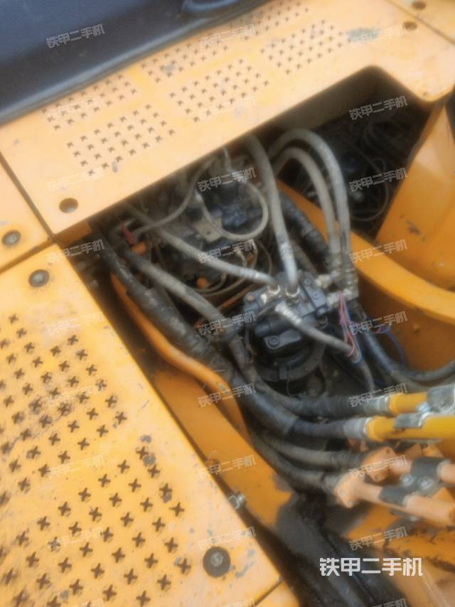 回转马达和主控阀（整机外观）