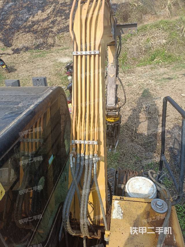 駕駛室頂部（整機外觀）