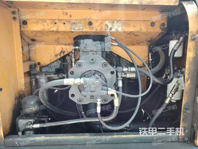 液壓泵艙室正面整體（整機外觀）