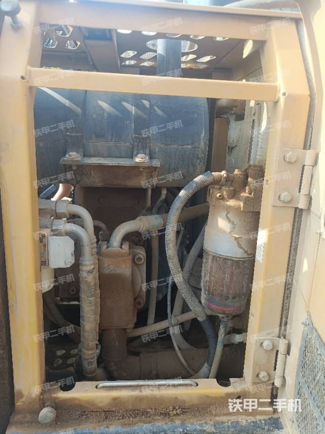 液壓泵艙室正面整體（整機外觀）