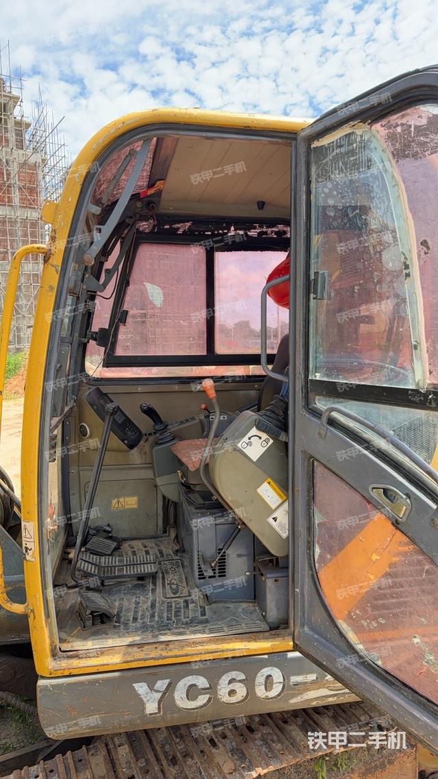 駕駛室整體(整機外觀) 駕駛室整體(整機外觀)