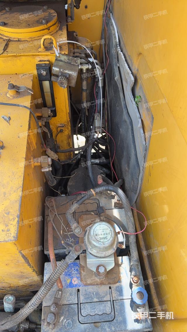 回轉(zhuǎn)馬達和主控閥(整機外觀) 回轉(zhuǎn)馬達和主控閥(整機外觀)