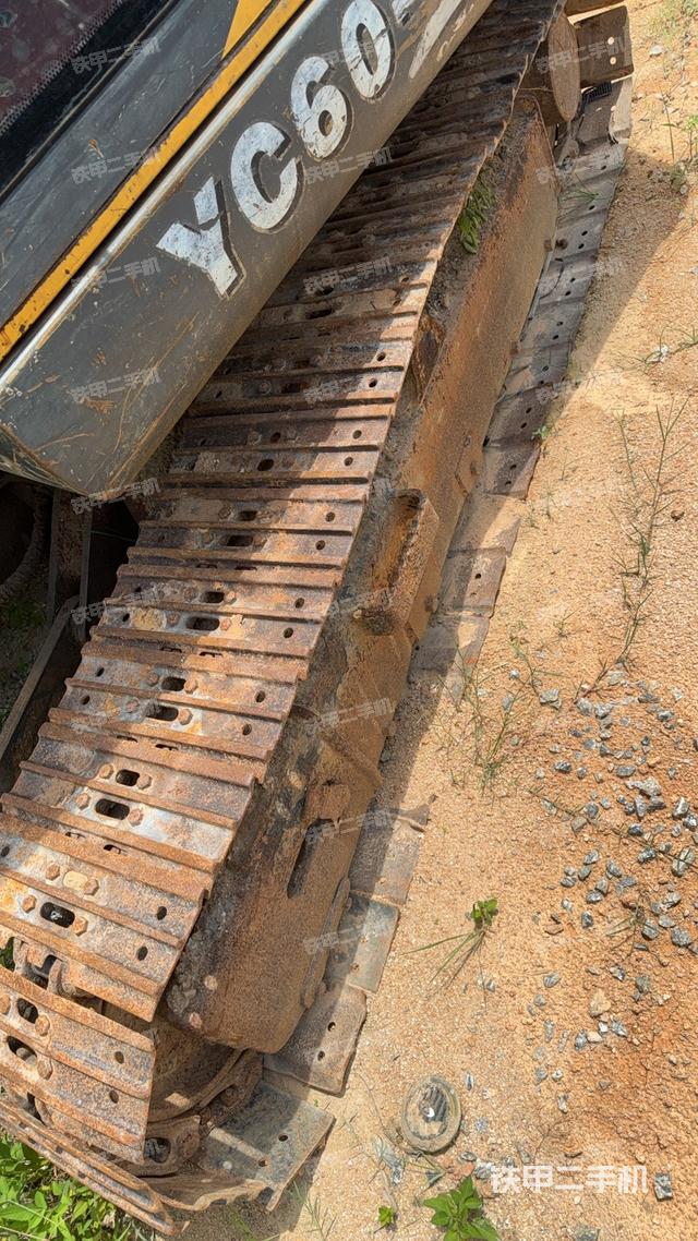 單側(cè)履帶整體(整機外觀) 單側(cè)履帶整體(整機外觀)