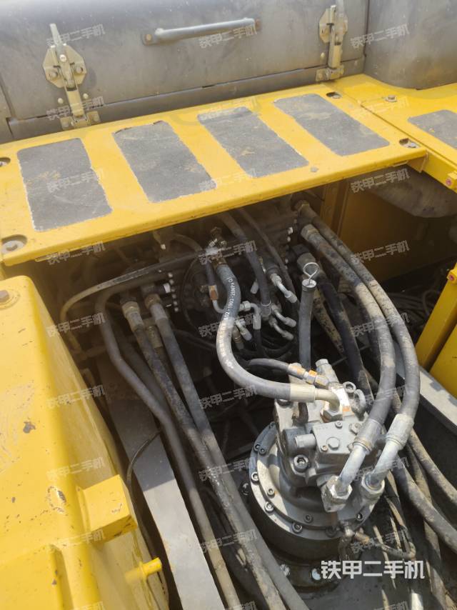 回轉(zhuǎn)馬達(dá)和主控閥（整機(jī)外觀）