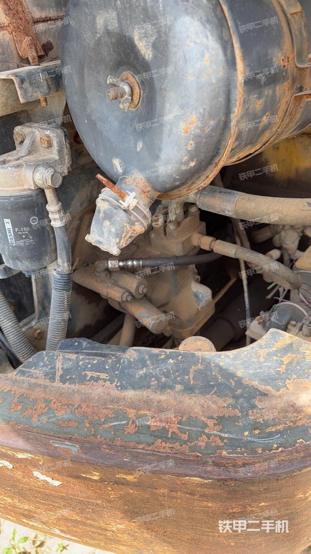 液壓泵艙室正面整體(整機外觀) 液壓泵艙室正面整體(整機外觀)