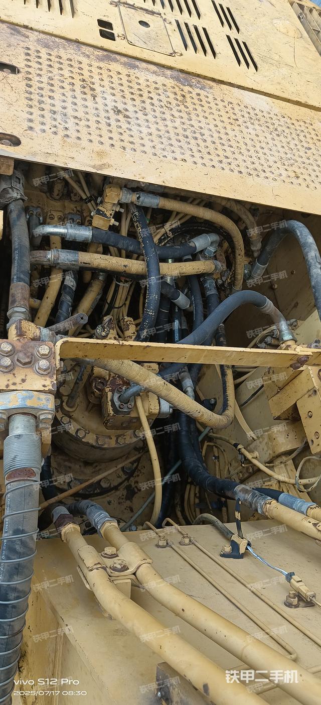 回轉(zhuǎn)馬達和主控閥(整機外觀) 回轉(zhuǎn)馬達和主控閥(整機外觀)