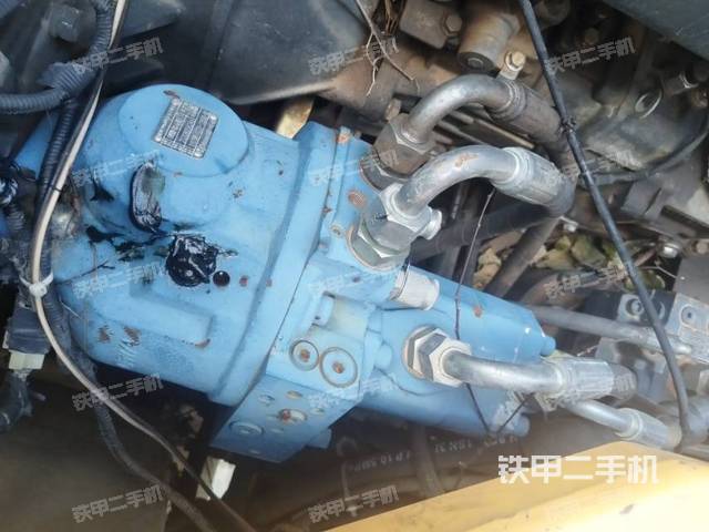 液壓泵艙室正面整體(整機外觀) 液壓泵艙室正面整體(整機外觀)