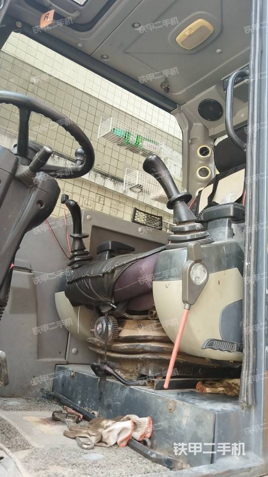 駕駛室整體(整機外觀) 駕駛室整體(整機外觀)
