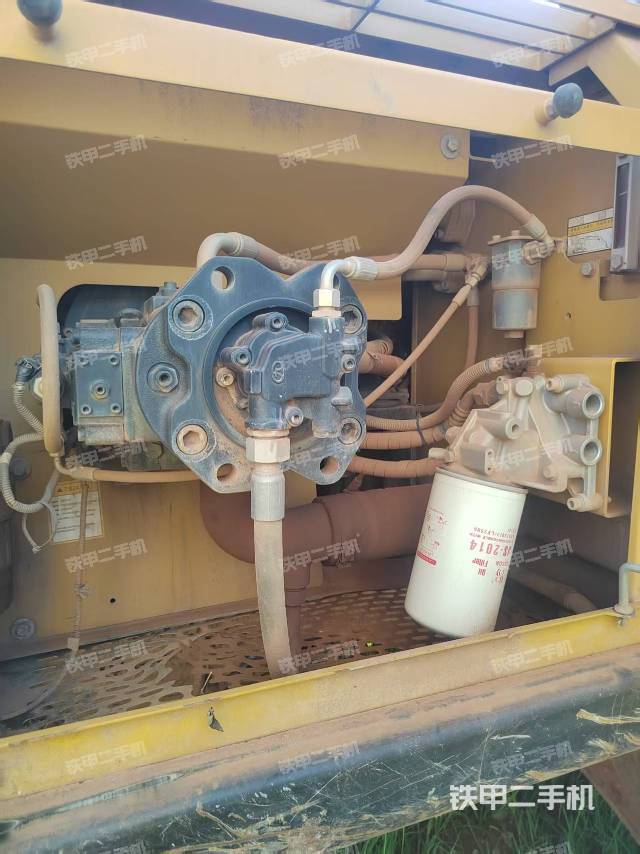 液壓泵艙室正面整體(整機(jī)外觀) 液壓泵艙室正面整體(整機(jī)外觀)