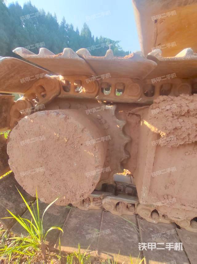 單側(cè)履帶整體(整機(jī)外觀) 單側(cè)履帶整體(整機(jī)外觀)