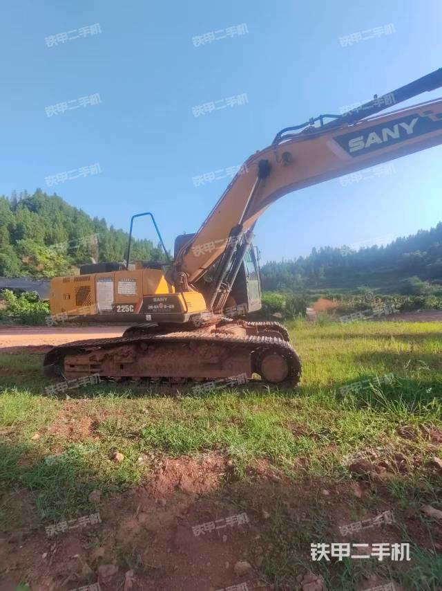 駕駛室頂部(整機(jī)外觀) 駕駛室頂部(整機(jī)外觀)