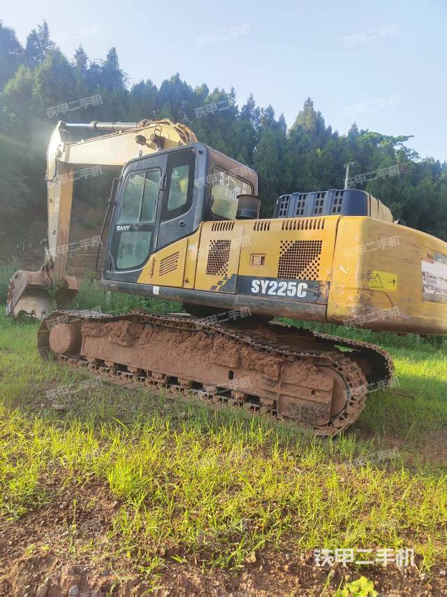 駕駛室整體(整機(jī)外觀) 駕駛室整體(整機(jī)外觀)