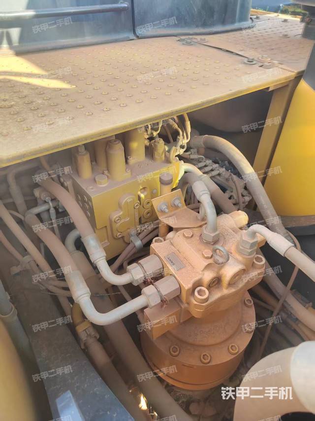 回轉(zhuǎn)馬達(dá)和主控閥(整機(jī)外觀) 回轉(zhuǎn)馬達(dá)和主控閥(整機(jī)外觀)