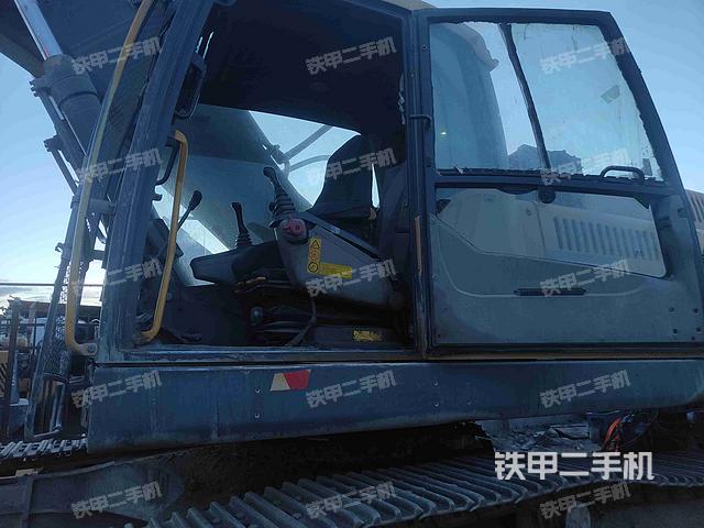 駕駛室整體(整機(jī)外觀) 駕駛室整體(整機(jī)外觀)