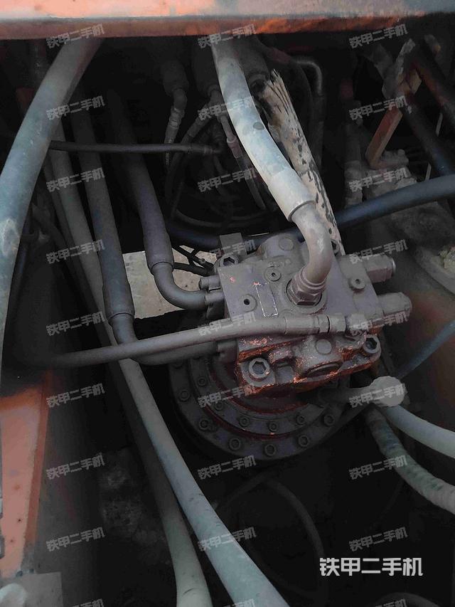 回轉馬達和主控閥(整機外觀) 回轉馬達和主控閥(整機外觀)