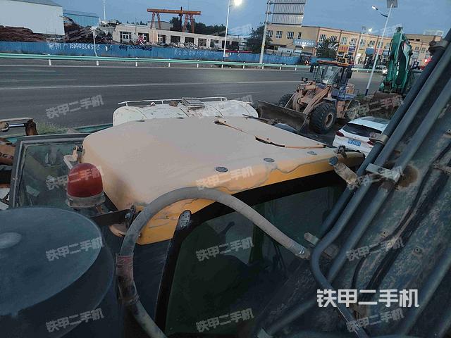 駕駛室頂部(整機(jī)外觀) 駕駛室頂部(整機(jī)外觀)